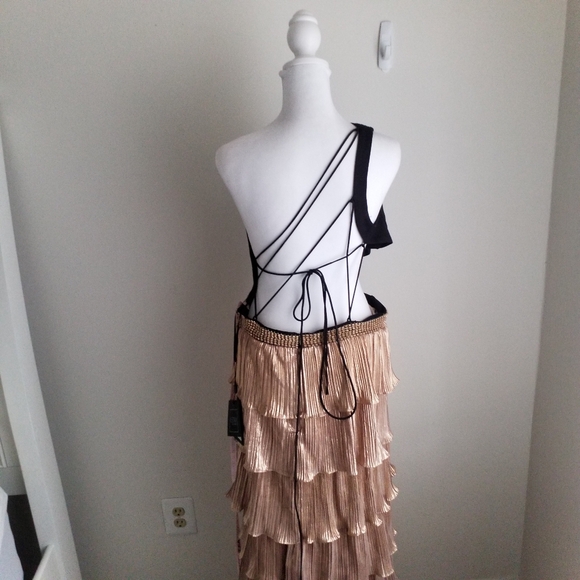 NWT Ieena Mac Duggal Metallic One Shoulder Ruffle Tiered Gown Sz 10 Black/Gold - Picture 9 of 15